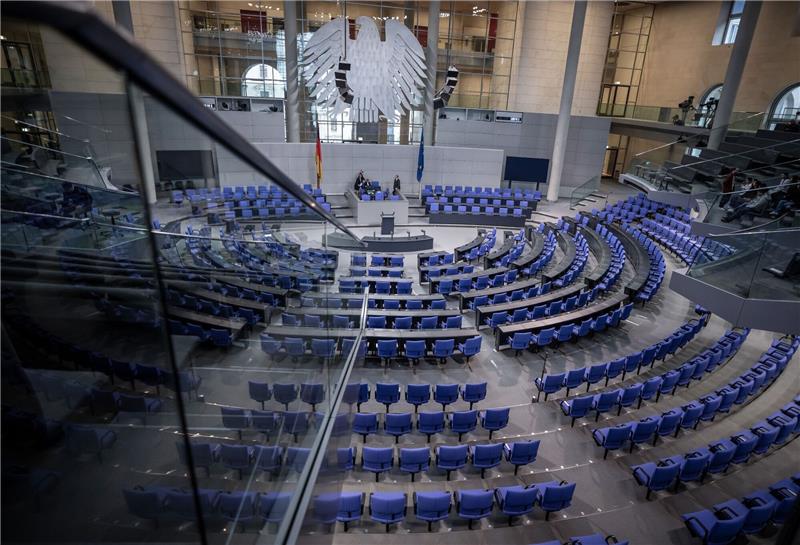 Vorschlag zur Verkleinerung des Bundestags - Streit bleibt Blick in den leeren Plenarsaal im Deutschen Bundestag. Gibt es bald weniger Sitze?