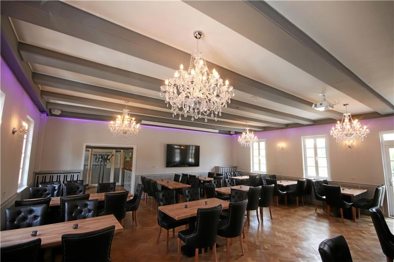 Blick in den modernisierten Saal des Obergeschosses: An der Decke hängen jetzt Kronleuchter anstatt des rustikalen Wagenrades.  Fotos: Gereke, GZ-Archiv