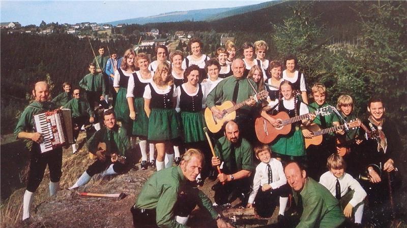 Blick in die 1970er: Das Bild zeigt die Heimatgruppe mit einigen Musikinstrumenten auf der Rabenklippe. Gründungsmitglied Gerhard Böhm mit der Axt kniet hier vor August Böhm, der eine Gitarre in der Hand hält. Er ist der Vater von Monika Welzel, die heute noch aktiv in der Gruppe mitsingt. 
