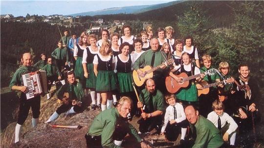 Blick in die 1970er: Das Bild zeigt die Heimatgruppe mit einigen Musikinstrumenten auf der Rabenklippe. Gründungsmitglied Gerhard Böhm mit der Axt kniet hier vor August Böhm, der eine Gitarre in der Hand hält. Er ist der Vater von Monika Welzel, die heute noch aktiv in der Gruppe mitsingt. 