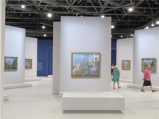 Blick in die Ausstellung  «En pleine lumière» (Bei vollem Licht) im Grimaldi-Forum.