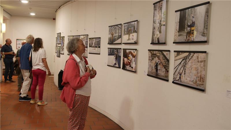 Blick in die Ausstellung: Im Kreishaus sind die Live-Performances des Jahre 2023 und 2024 auf Fotos dokumentiert.
