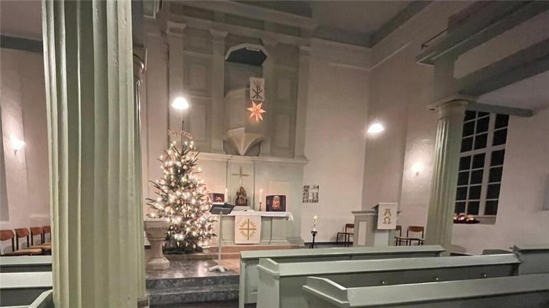 Blick in die Beuchter Kirche an Heiligabend: So sah das Gotteshaus vorm Altarbrand in der folgenden Nacht aus.