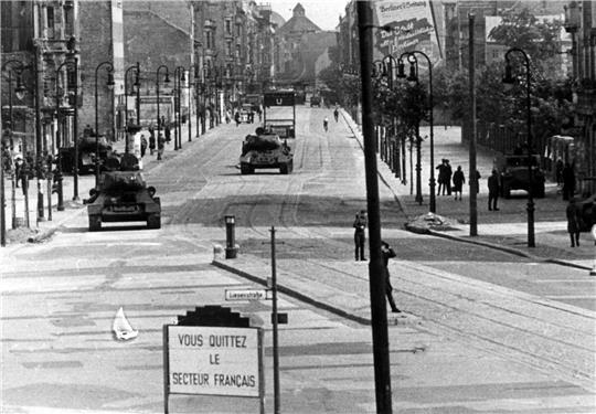 Blick in die Chausseestraße mit sowjetischen Panzern nach der Niederschlagung des Aufstandes. Am 17. Juni 1953 protestierten in der DDR eine Million Menschen gegen den noch jungen sozialistischen Staat - bis sowjetische Panzer den Aufstand beendeten.