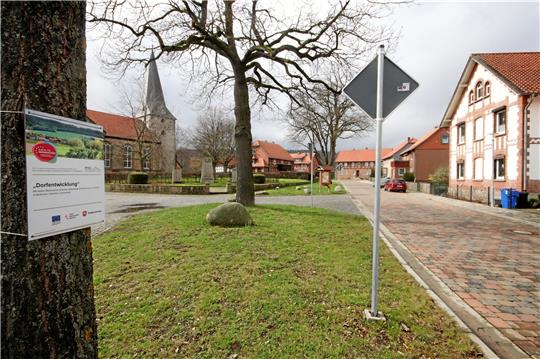 Blick in die Döhrener Burgstraße – ein Projekt der Dorfentwicklung in der Gemeinde, für das Fördergelder flossen: Statt Asphalt ziert die Fahrbahn nun Pflaster. Foto: Gereke