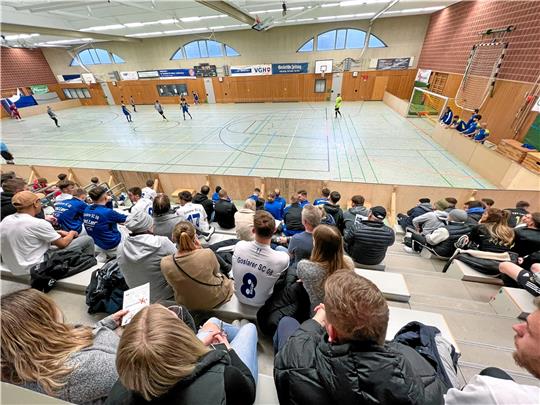 Blick in die Dreifachhalle in Clausthal-Zellerfeld: Bei der Hallenturnier-Serie des FC Zellerfeld wird mit umlaufender Bande gespielt. Insgesamt fünf Turniere werden an drei Tagen dort ausgetragen.  Foto: Drechsler