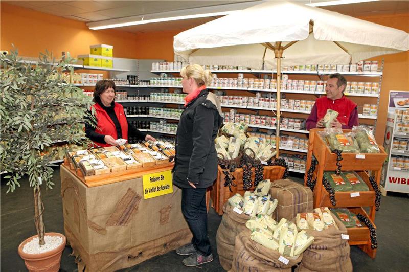 Blick in die Gewürzabteilung, in der Birgit Siemann (links) gerade Kerstin Reppin berät. Rechts Armin Labrenz.