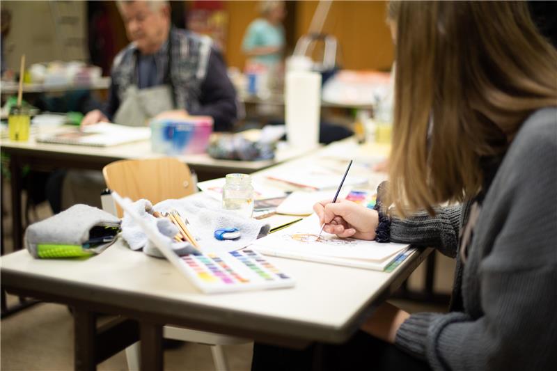 Eine Frau malt ein Bild.