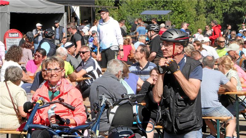 Blick in die Menschenmasse auf der Lautenthaler Partymeile zum Raderlebnistag. Das gute Wetter lockt viele Besucher.