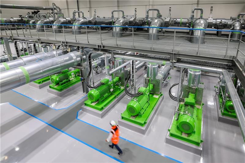Blick in die Pumpenhalle für Fernwärme eines Heizkraftwerks. Fernwärme könnte ein Baustein für die Energiewende sein. Foto: dpa