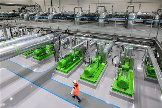Blick in die Pumpenhalle für Fernwärme eines Heizkraftwerks. Fernwärme könnte ein Baustein für die Energiewende sein. Foto: dpa