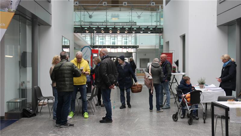 Blick in die Sparkassenpassage: Beim Tag der offenen Tür konnten Senioren Fragen stellen, Kontakte knüpfen und sich über Hilfen und Angebote informieren.