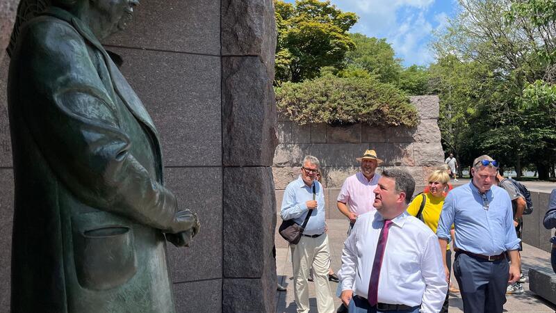 Deutsches Aufatmen nach Bidens Paukenschlag Blick in die USA: Huertus Heil am Roosevelt Memorial in Washington.