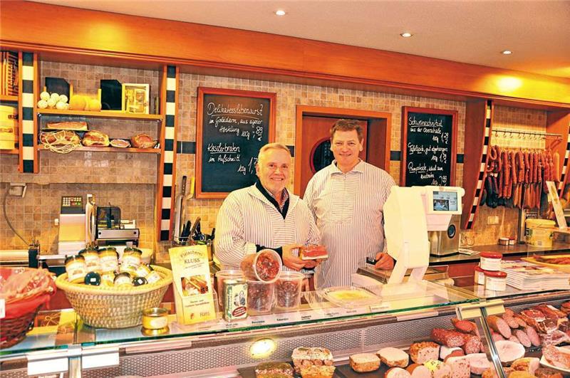 Blick in die Zentrale an der Kornstraße (v.l.): Hans-Joachim Schlüter leitet künftig die Okeraner Filiale für Chef Henning Kluß.  Foto: Heine