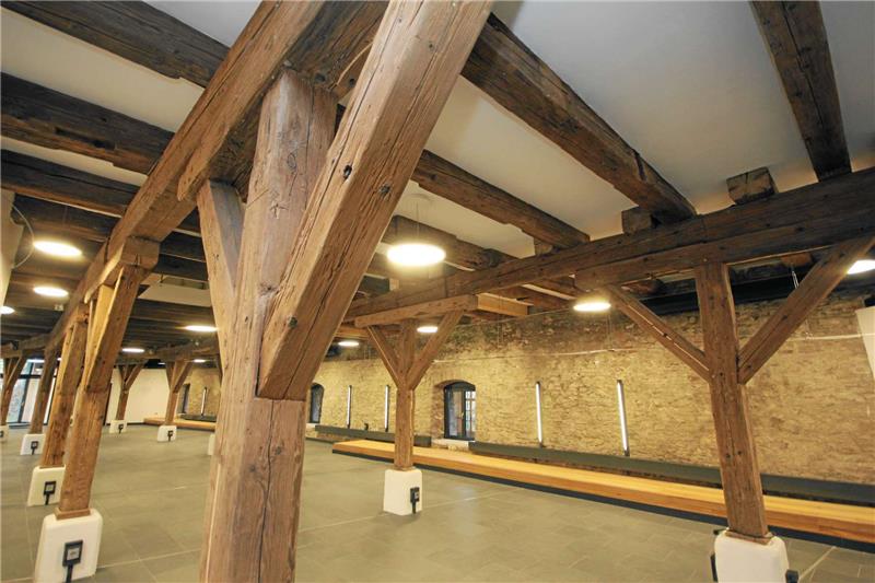 Blick in die neue Vienenburger Versammlungsstätte: einst Kuhstall, nun Burgsaal. Die Betriebsgenehmigung liegt vor, Interessierte können ihn für Feiern und Veranstaltungen anmieten. Fotos: Gereke
