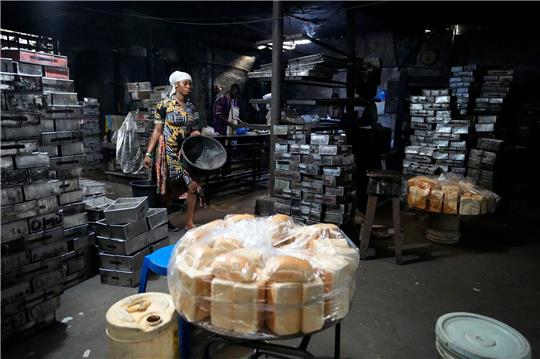 Blick in eine Bäckerei in Lagos. Menschen kommen derzeit nicht an Geld, um Lebensmittel wie Brot zu kaufen.