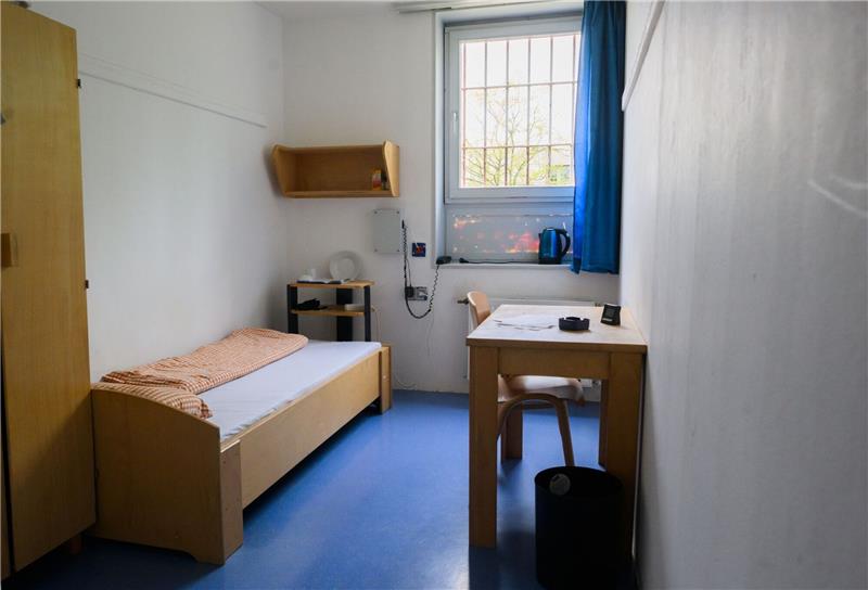 Mehr Inhaftierte im größten Jugendgefängnis Deutschlands Blick in eine Gefängniszelle der Jugendanstalt Hameln. Foto: Julian Stratenschulte/dpa