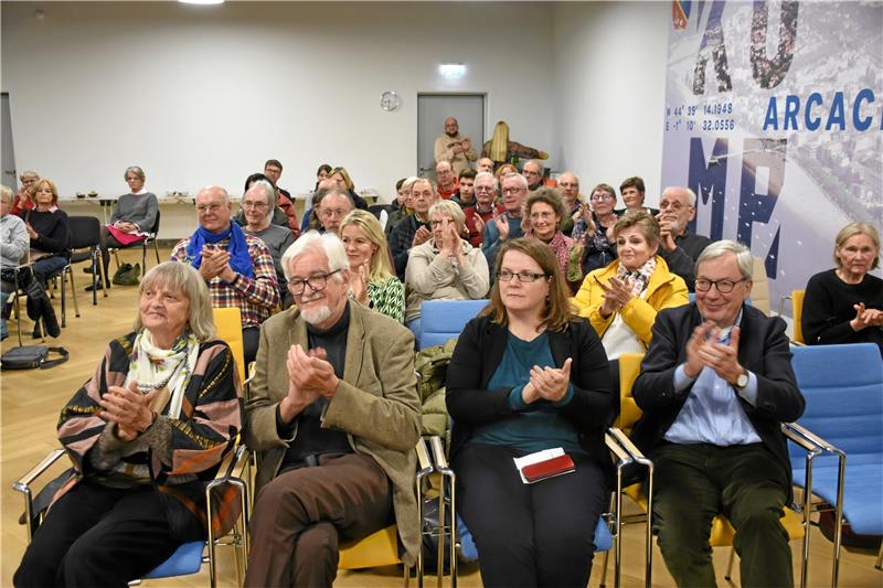 Emigrant Walter Levy (101) ist mit Humor gealtert Blick in eine Hälfte des Saals: Die Stolpersteine-Veranstaltung hatte guten Zuspruch. Vorne v.li.: Erika Hauff-Cramer, Stefan Cramer, Marleen Mützlaff, Dr. Kurt Fontheim. Foto: Kempfer