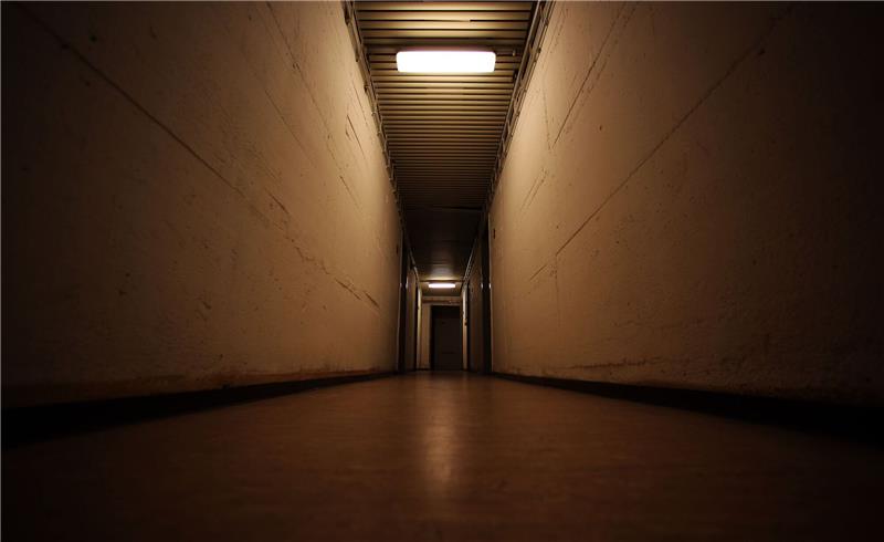 Faeser setzt nicht auf Bunker - Warninfrastruktur wichtiger Blick in einen Gang des ehemaligen Bunkers der rheinland-pfälzischen Landesregierung in Alzey. In Deutschland war 2007 entschieden worden, die öffentlichen Schutzräume abzuwickeln. Dieser Prozess wurde im März 2022 zunächst gestoppt.