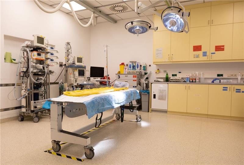 Corona: Gesundheitssystem «stellenweise wieder an Grenzen» Blick in einen Schockraum, auch Reanimationsraum, in einem Krankenhaus in Osnabrück.