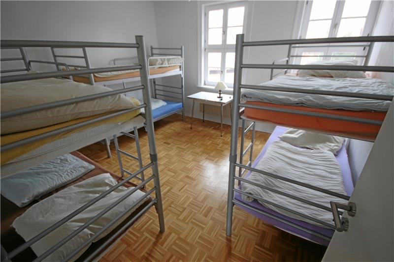 Alt Wallmoden: Gemeinde haucht Pfarrhaus neues Leben ein Blick in eines der neuen Mehrbettzimmer im Obergeschoss des alten Pfarrhauses, in denen es jetzt insgesamt 18 Schlafplätze gibt. Foto: Gereke