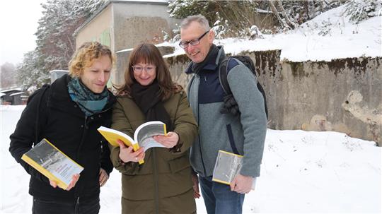 Blick ins Buch: Die Autoren und ihr Gemeinschaftswerk „Räume der Unterdrückung" am Rammelsberg.