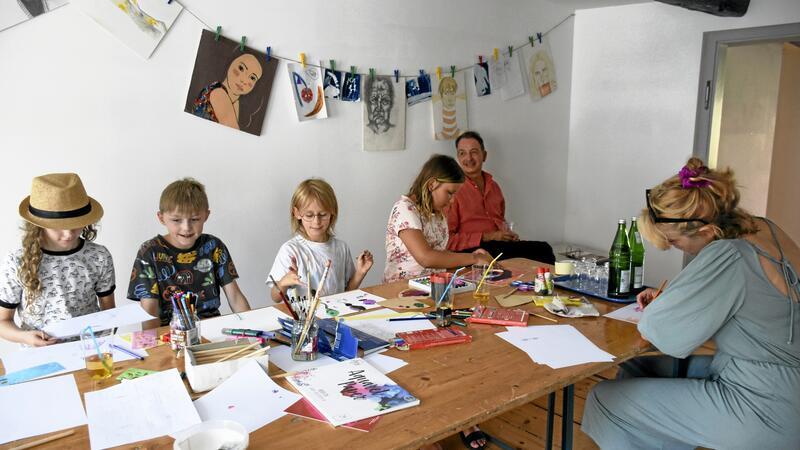 Zum 50-Jährigen wird ein Fest für die Freude an der Kunst gefeiert Blick ins Don-Quijote-Haus, heute ein „Atelier für alle“: Die Kinder lassen sich nicht lange bitten, wenn sie in einem Workshop ihrer Kreativität freien Laufe lassen können.