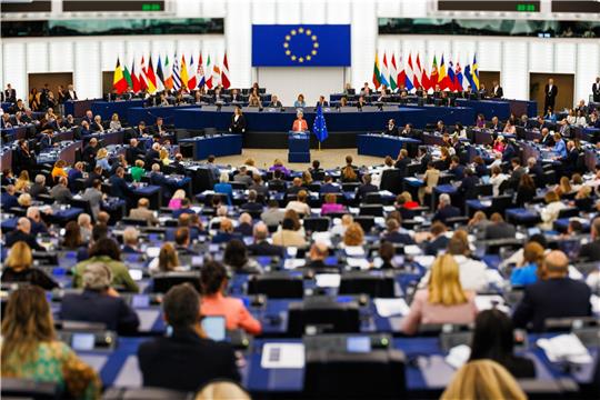 Blick ins Europaparlament – mit EU-Kommissionschefin Ursula von der Leyen am Rednerpult. Bei den Europawahlen, die in den EU-Staaten vom 6. bis 9. Juni laufen, werden die Karten neu gemischt. In Deutschland ist der 9. Juni der Wahltag. Foto: dpa/Ditfurth