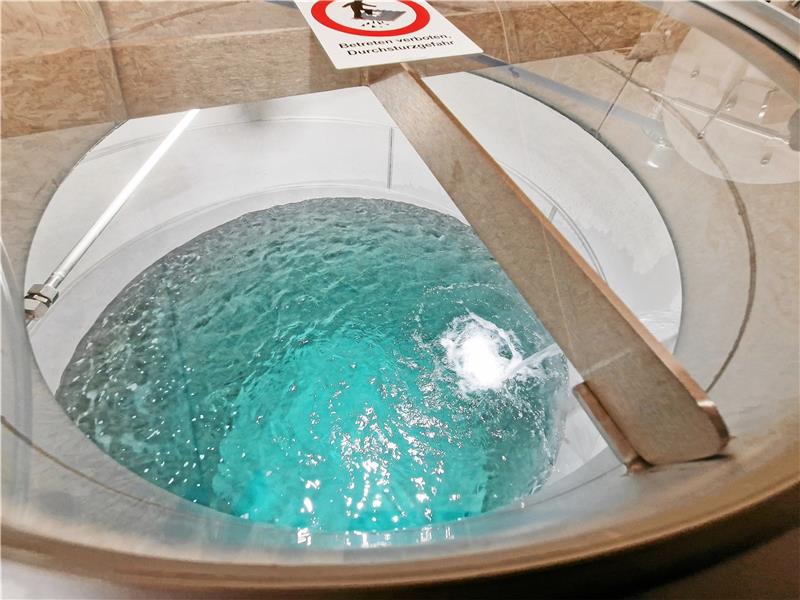Blick ins Innere des Tanks: 75 Kubikmeter frisch aufbereitetes Trinkwasser finden dort Platz. Foto: Knoke