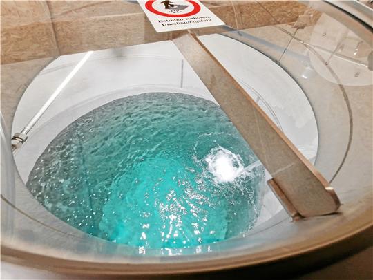 Blick ins Innere des Tanks: 75 Kubikmeter frisch aufbereitetes Trinkwasser finden dort Platz. Foto: Knoke