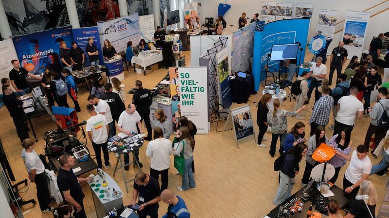 Landkreis Goslar lädt Schüler zur siebten Berufsstarter-Messe ein Blick ins Kreishaus: Ein Eindruck von der Berufsstartermesse 2023.