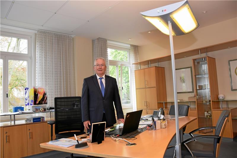 Blick ins Vorstandsbüro der Volksbank Nordharz: Hans-Dieter Reichelt geht Ende 2021 nach 45 Berufsjahren und 18 Jahren bei der Volksbank in den Ruhestand. Aufsichtsratsvorsitzender Dirk Walter, Vorstandssprecher Reichelt und Vorstandskollege Peter Buikis (kleines Bild v.li.) legen einen soliden Jahresabschluss 2020 vor. Der Ausblick auf 2021 zeigt Wachstum. Fotos: Kleine