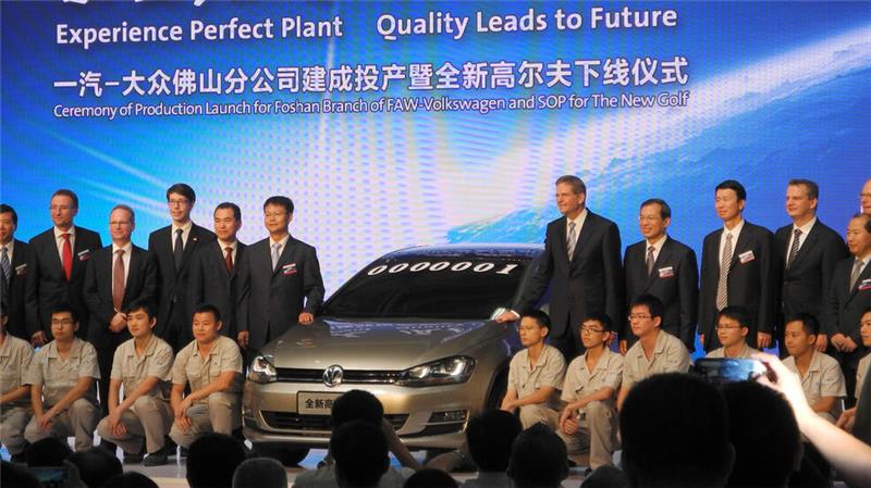 Blick nach Foshan: Im September 2013 präsentieren Arbeiter und Geschäftsführung den ersten produzierten neuen Golf im neu eröffneten VW-Werk in der südchinesischen Metropole