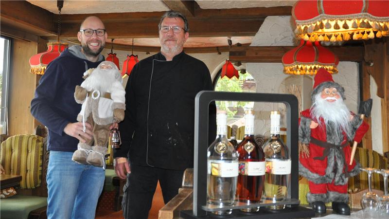 Direktor Frank Wyszkowski und Koch Thorsten Arnau stehen in der schon weihnachtlich dekorierten Bar.