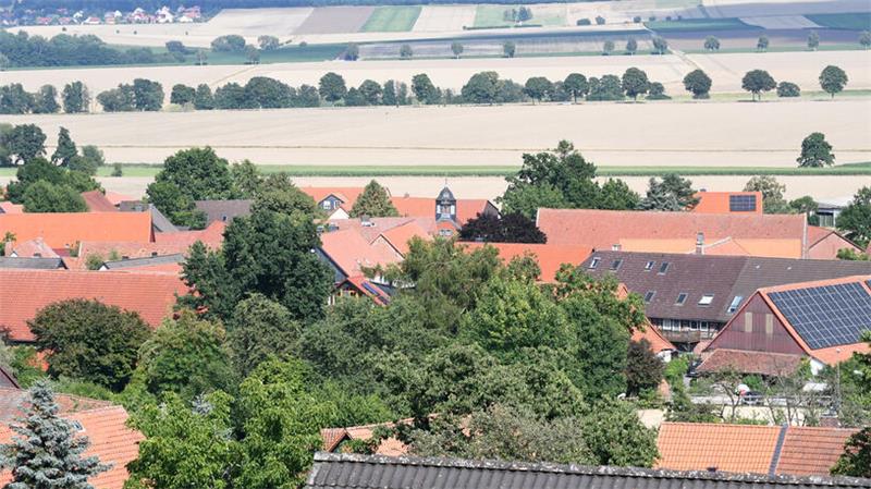 Blick über Nauen hinweg in das Lutterbecken – zwischen den Dächern lugt der Turmaufsatz der Kapelle hervor: Ab Ende August wird es im sonst beschaulichen Ort festtechnisch richtig rund gehen.