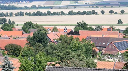 Blick über Nauen hinweg in das Lutterbecken – zwischen den Dächern lugt der Turmaufsatz der Kapelle hervor: Ab Ende August wird es im sonst beschaulichen Ort festtechnisch richtig rund gehen.