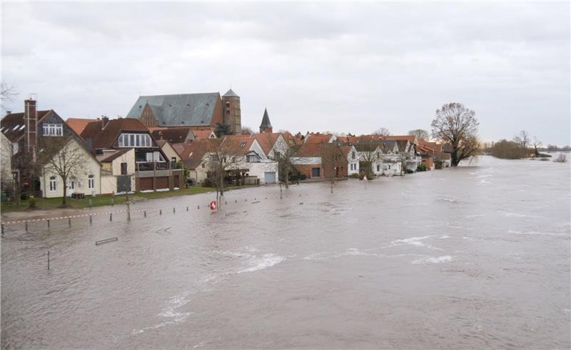 Blick über Wassermassen der hochwasserführenden Aller auf die Stadt Verden an an der Aller.