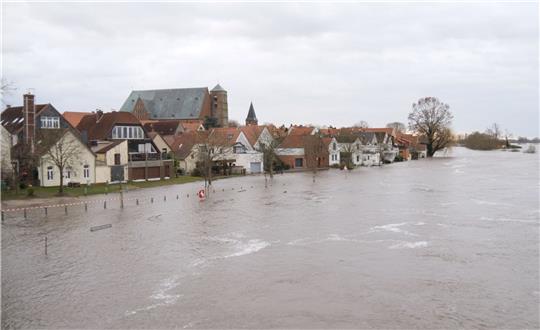 Blick über Wassermassen der hochwasserführenden Aller auf die Stadt Verden an an der Aller.