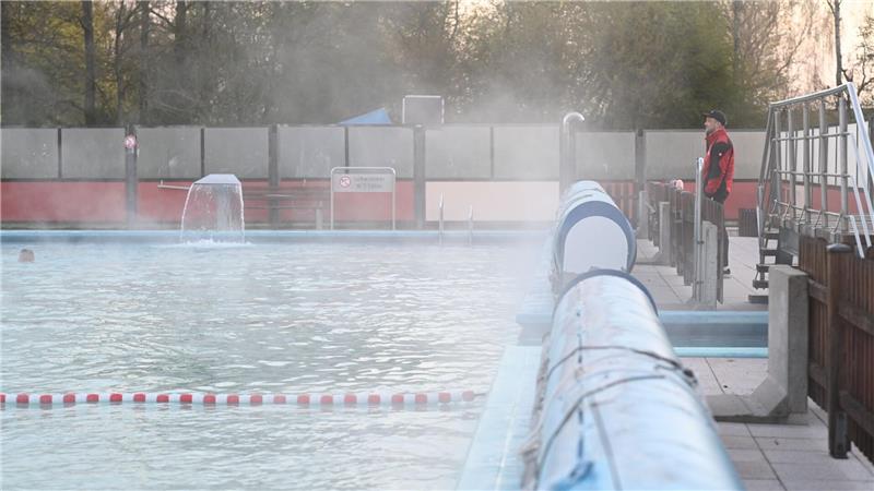 Blick über das Becken: Bademeister Keno in Weener – auch in anderen Städten beginnt die Freibadsaison in Kürze.