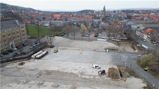 Blick über das Pfalzquartier auf die Altstadt: betoniertes Brachland und ein Parkplatz davor. Foto: Neuendorf