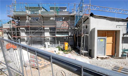 Blick über den Bauzaun hinweg: Die Bauarbeiten am neuen Hahäuser Feuerwehrgerätehaus sind noch in vollem Gange.
