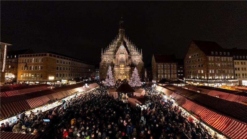 Blick über den Christkindlesmarkt, einen der  ältesten Weihnachtsmärkte Deutschlands.