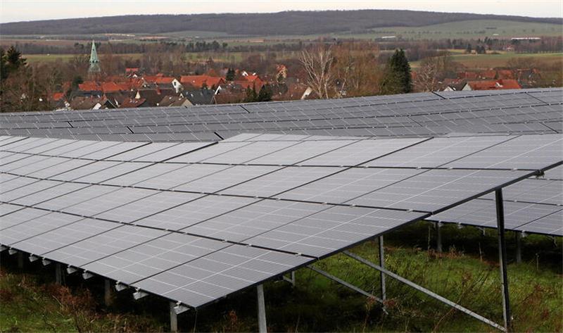 Blick über den Solarpark Dörnten-Ost der Bürgerenergie Harz aufs Dorf: Es ist bislang die größte Freiflächenanlage in der Gemeinde Liebenburg – die an der Innerste bei Upen soll rund fünfmal so groß werden.