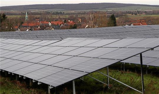 Blick über den Solarpark Dörnten-Ost der Bürgerenergie Harz aufs Dorf: Es ist bislang die größte Freiflächenanlage in der Gemeinde Liebenburg – die an der Innerste bei Upen soll rund fünfmal so groß werden.