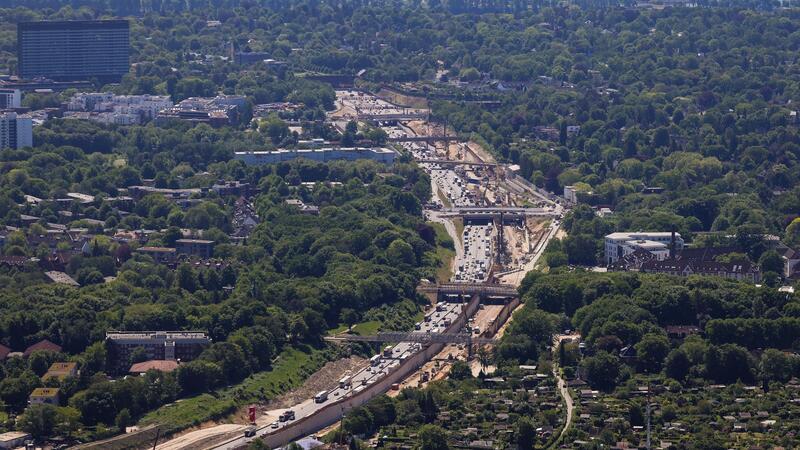 Blick über die Baustelle für den Lärmschutzdeckel der A7.