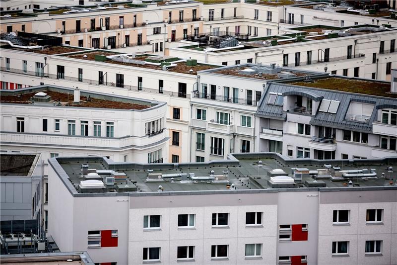 CDU will Zuschuss für alle jungen Immobilienkäufer Blick über die Dächer von Mehrfamilienhäusern.