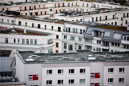 Blick über die Dächer von Mehrfamilienhäusern.