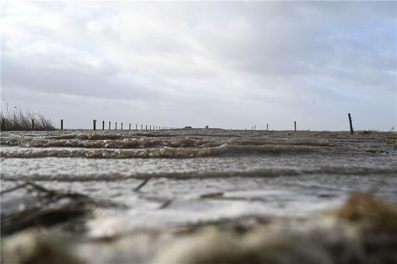 Blick über die von der Nordsee überfluteten Salzwiesen zur ehemaligen Bohrinsel bei Dyksterhusen.