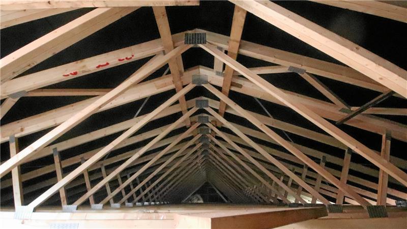Blick unter das neue Dach, das den Saal überspannt: Es wirkt wie eine Fachwerkkonstruktion.