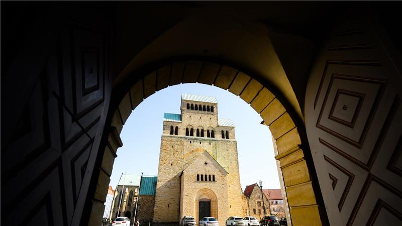 Blick vom Bischöflichen Generalvikariat auf den Hildesheimer Dom. Die Aufarbeitung sexualisierter Gewalt beschäftigt das Bistum Hildesheim weiterhin. (Symbolbild)